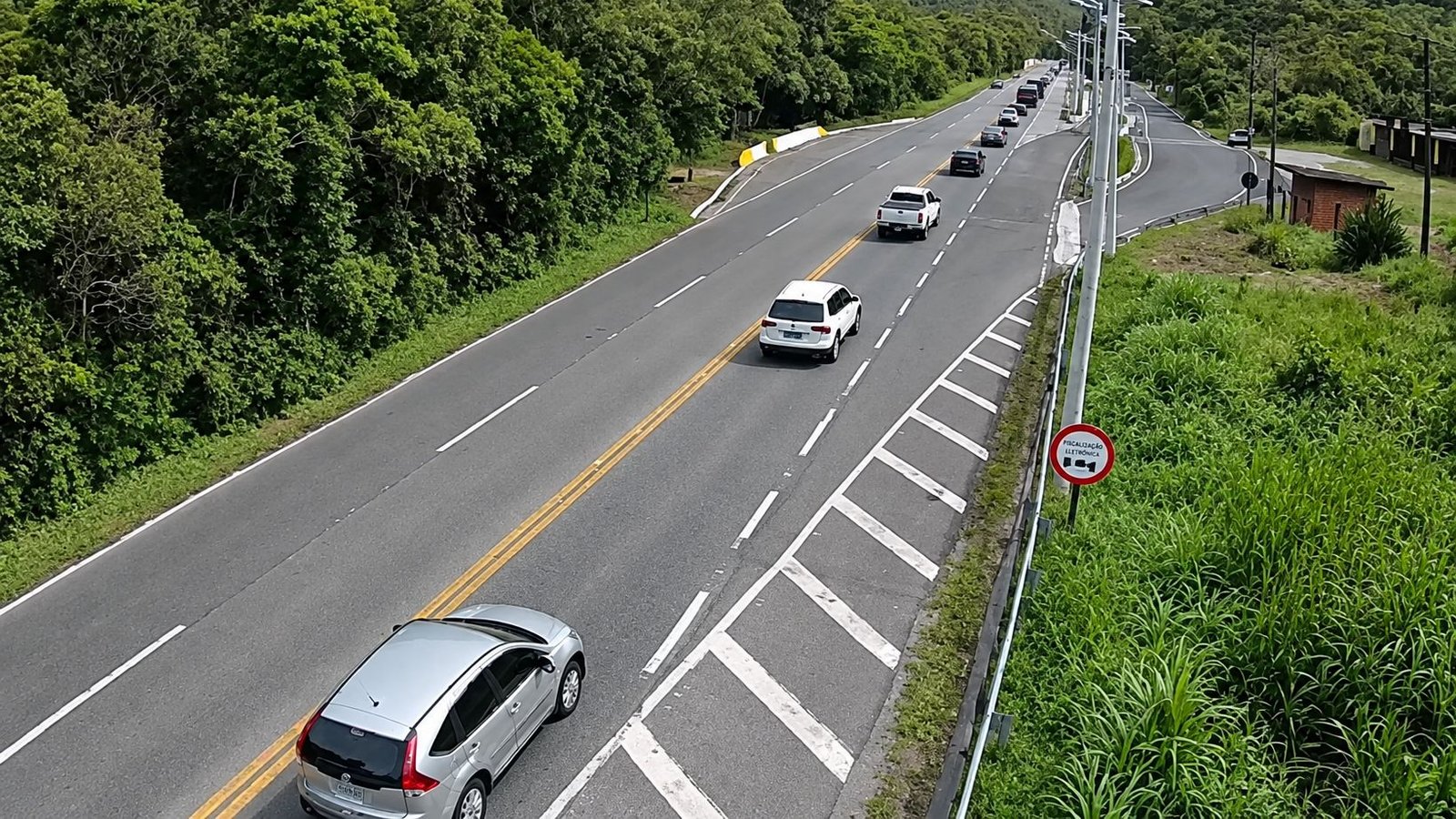 Trânsito normal e clima varia entre Mogi e Bertioga
