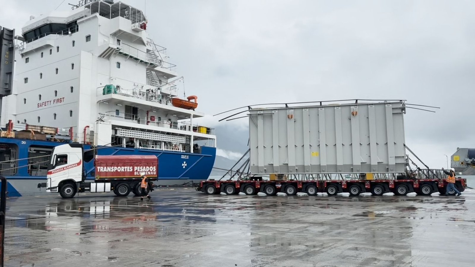 São Sebastião embarca três transformadores rumo à Arábia