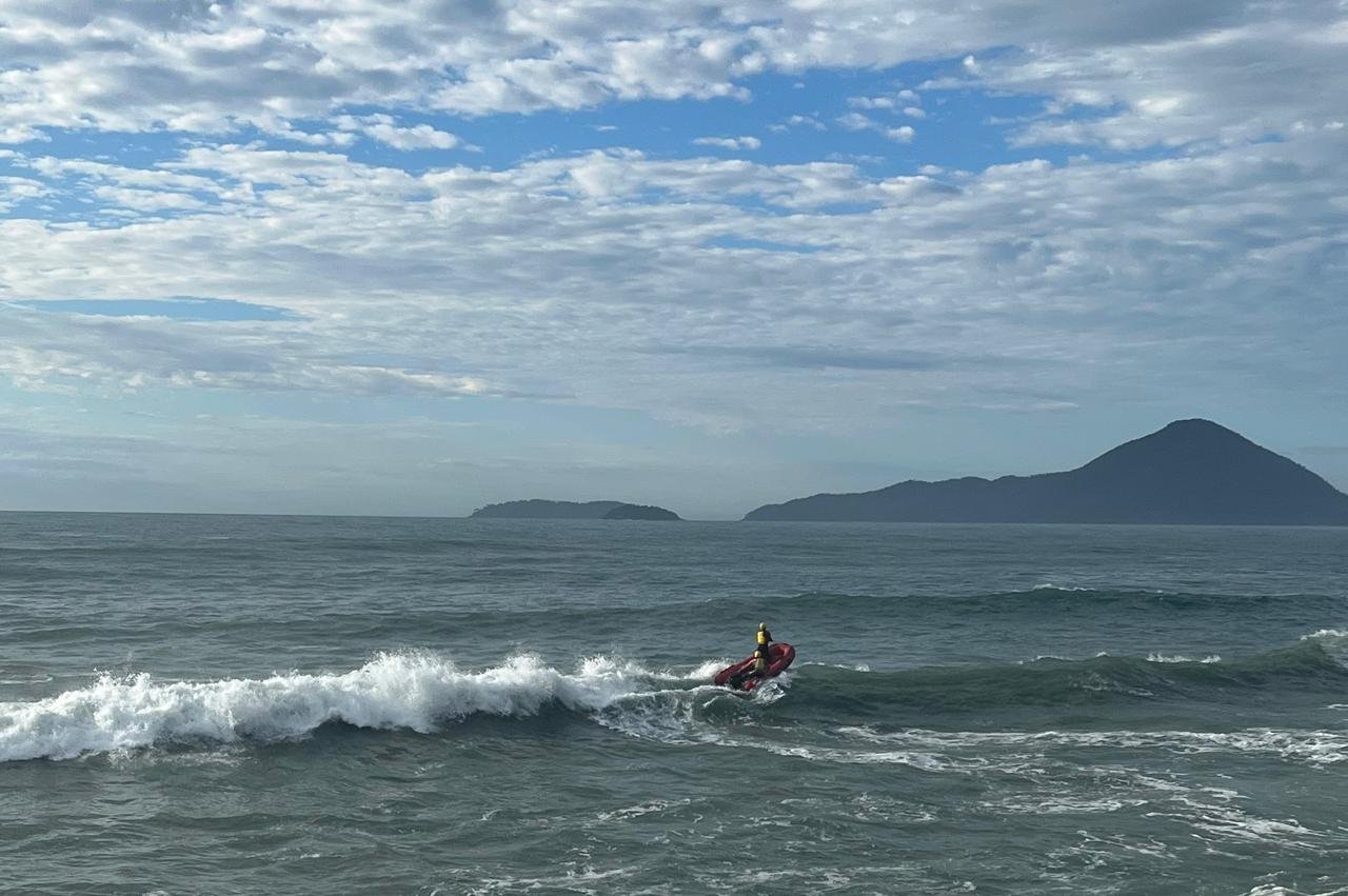 GBMar busca banhista desaparecido na Praia do Tenório
