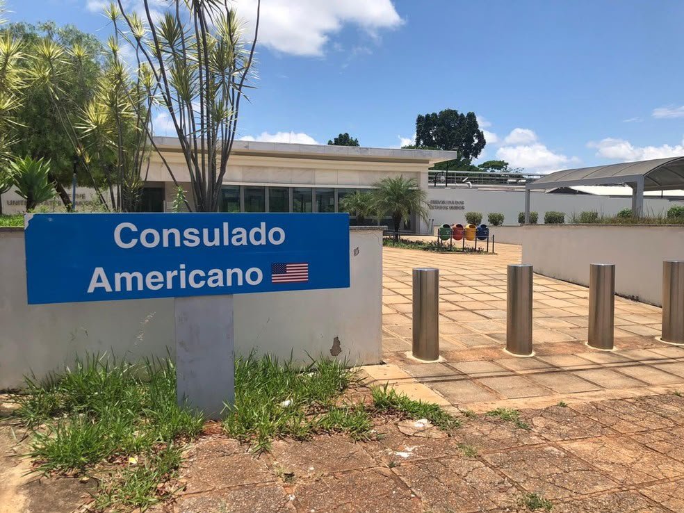 EUA suspendem serviços consulares no Brasil