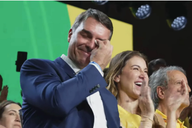 Flávio Bolsonaro vence primeiro turno no Litoral Norte
