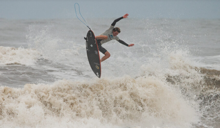 Ubatuba tem dois surfistas na elite mundial